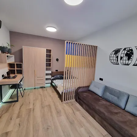 поруч залізничного вокзалу *