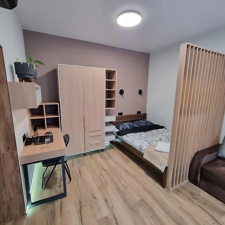 поруч залізничного вокзалу *