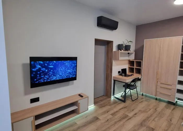 поруч залізничного вокзалу إلفيف