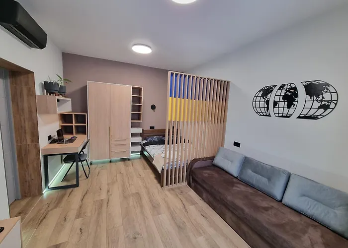 поруч залізничного вокзалу *