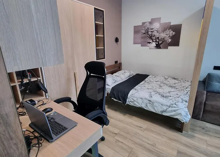 поруч залізничного вокзалу *