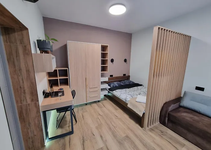 поруч залізничного вокзалу *