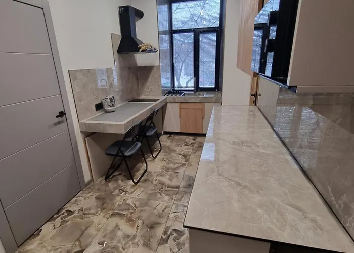 поруч залізничного вокзалу *