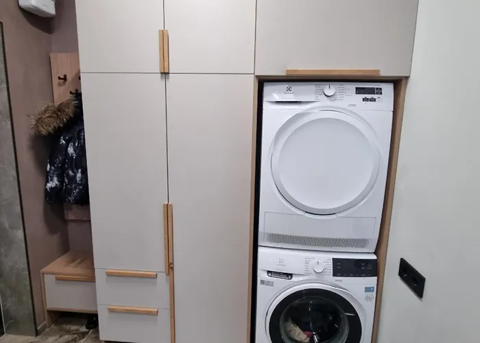 поруч залізничного вокзалу إلفيف